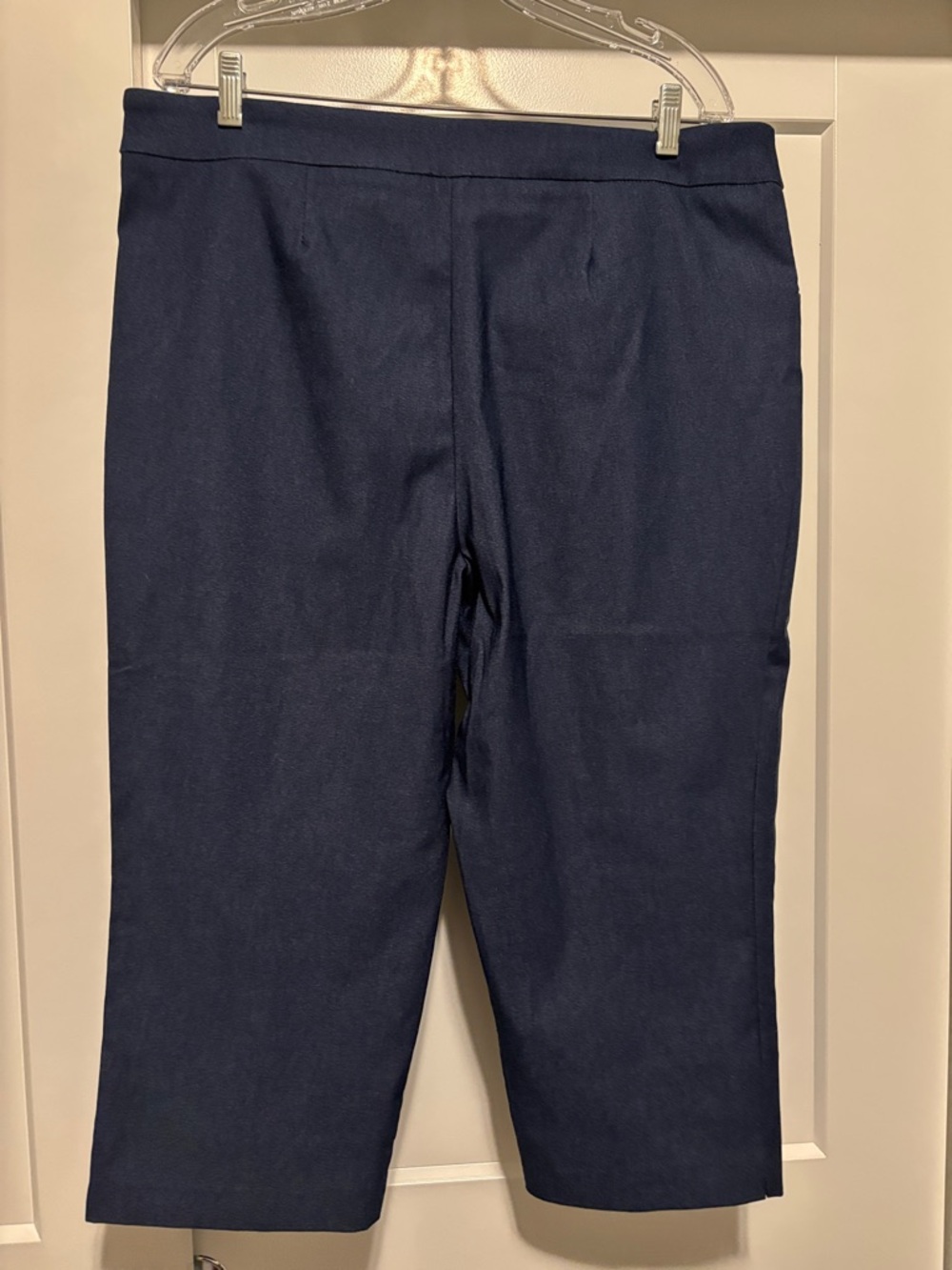 Time and Tru Navy pull on Cropped Capris - Picture 4 of 5